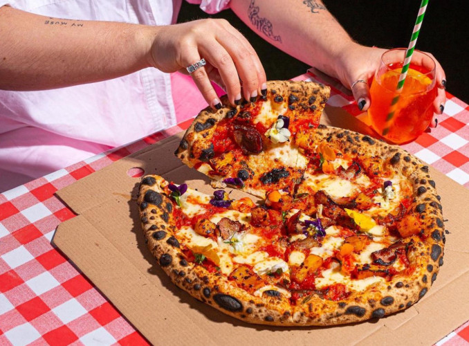 Freshly served sourdough pizza and cocktail on checkered tablecloth from Gordos at Netil Market